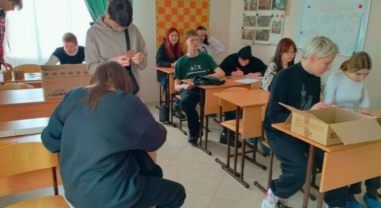Разговоры о Блокадном Ленинграде сопровождались изготовлением заготовок для окопных свечей